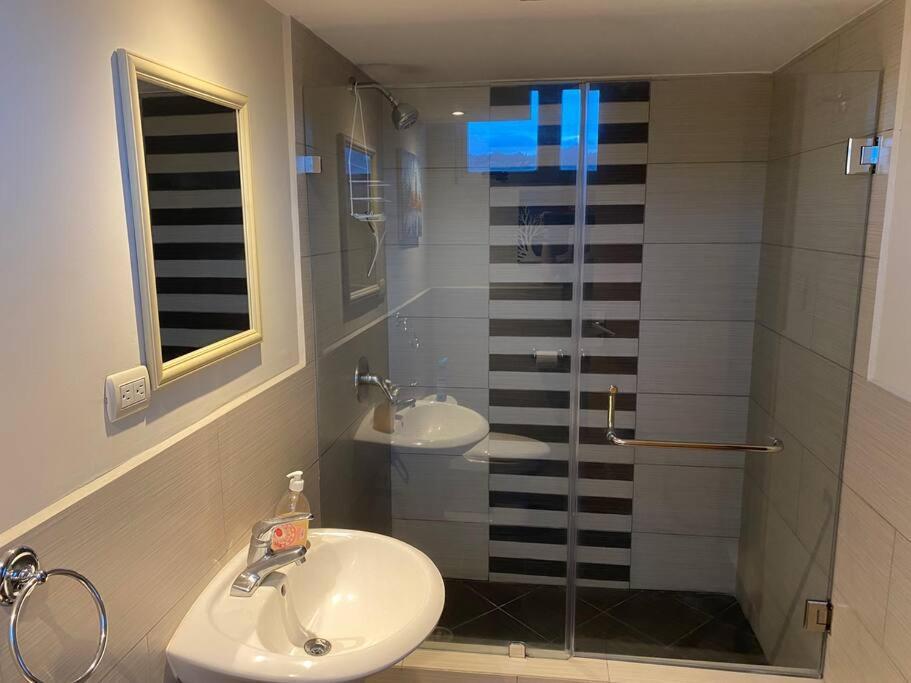 2 Rooms, 1 King Size Bed, 64" Smart Hdtv Γουατεμάλα Εξωτερικό φωτογραφία